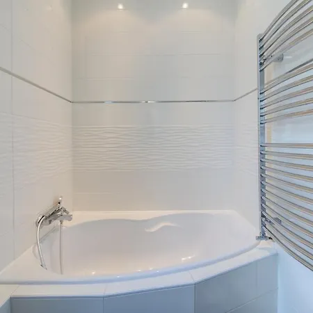 L'oasis - Maison Familiale Jardin - Gare A 5 Min Apartment